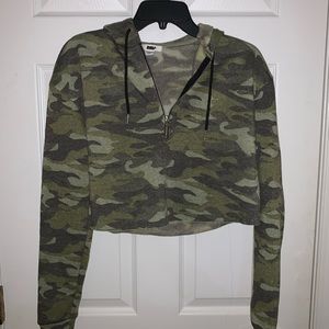 Cropped camo sweatshirt